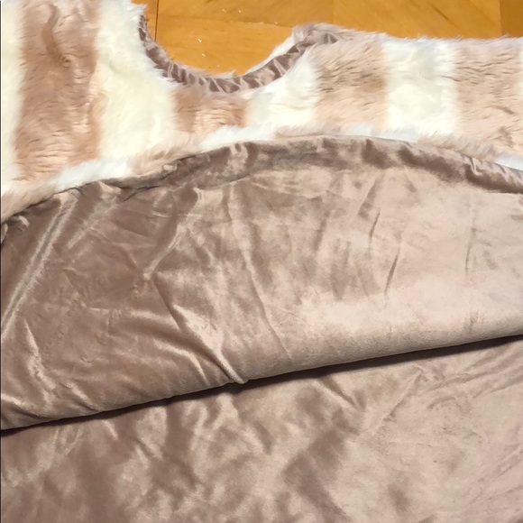 Anthropologie Patterned Faux Fur Tree Skirt - Picture 4 of 4